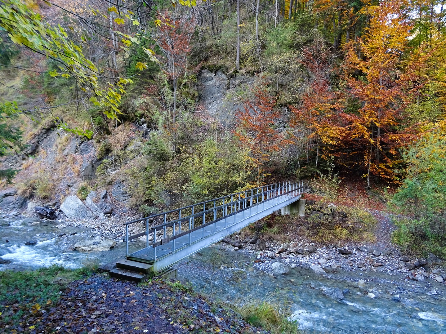 Die Grosse Melchaa fliesst nicht immer so zahm unter der neuen Stahlbrücke vorbei. Bilder: Sabine Joss