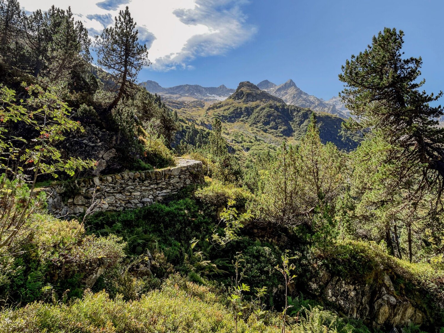 Der aufwendig gebaute Säumerweg im Aufstieg nach In Miseren.
