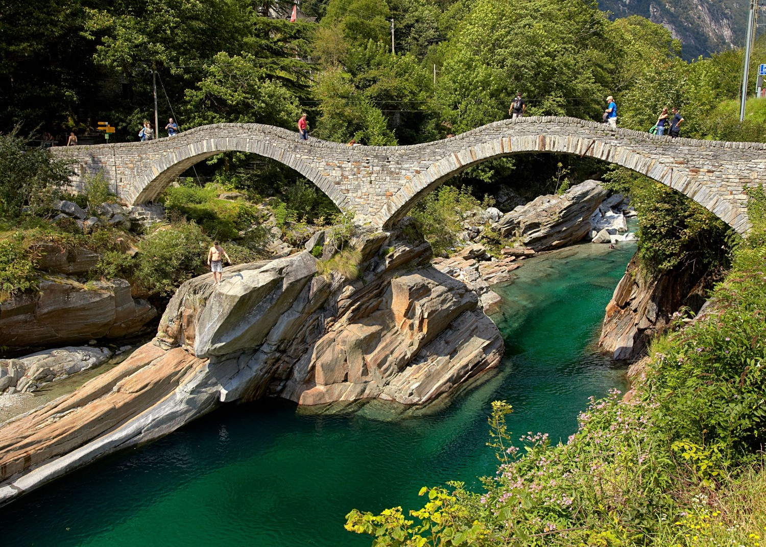 Die mittelalterliche Steinbrücke über die Verzasca. Bild: swiss-image.ch