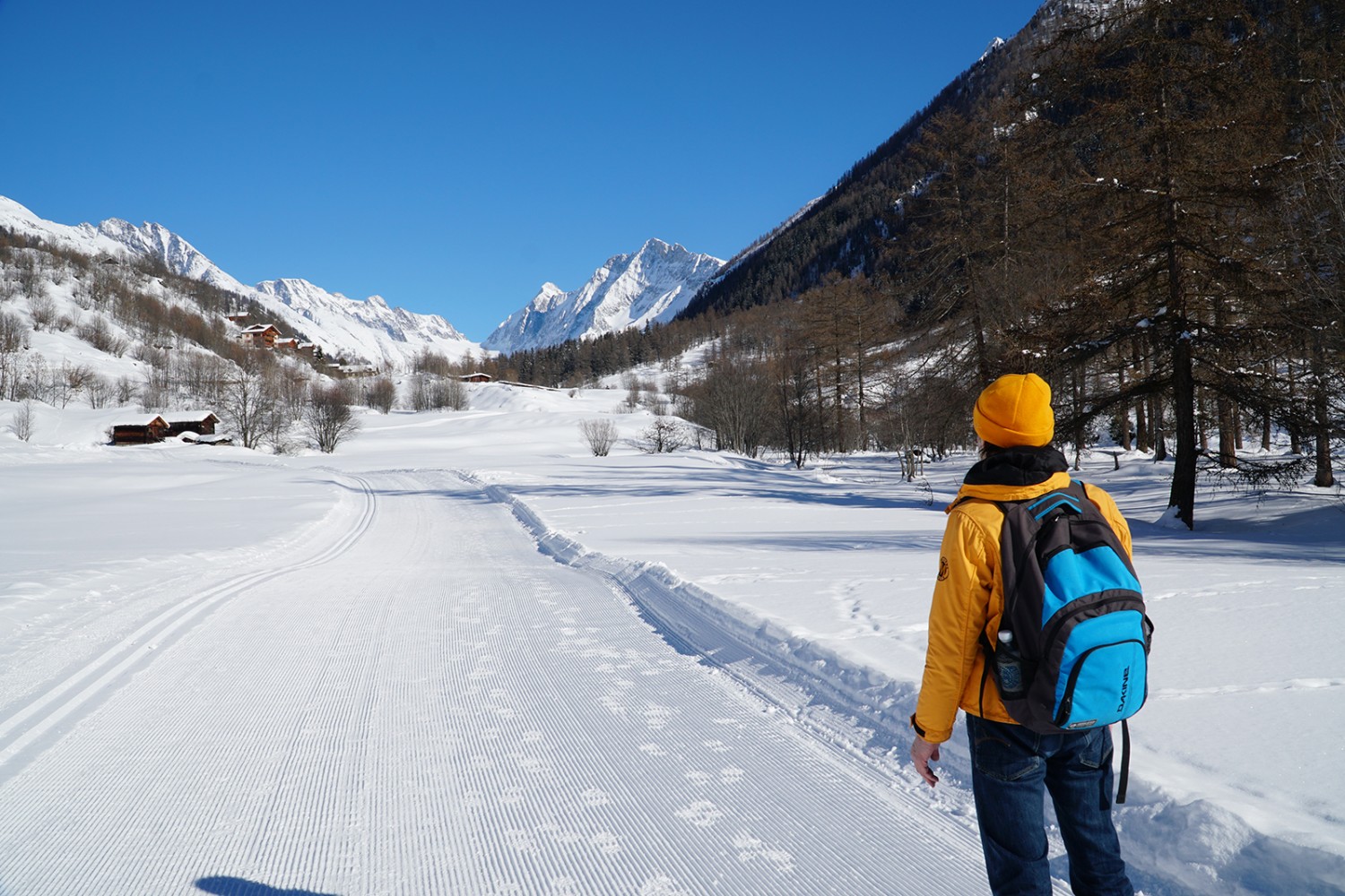 Der gut präparierte Winterwanderweg verläuft mehrheitlich der Lonza entlang von Dorf zu Dorf. Bilder: Mia Hofmann