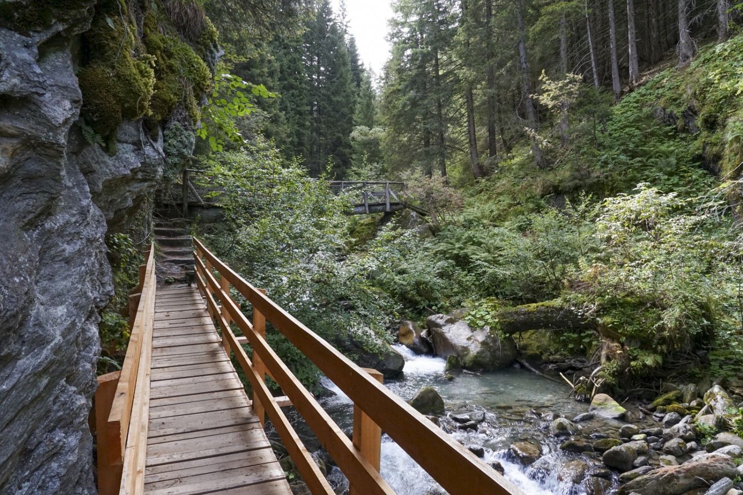 Bei Schlegg führt eine neue Brücke über die Taferna. Bild: Reto Wissmann