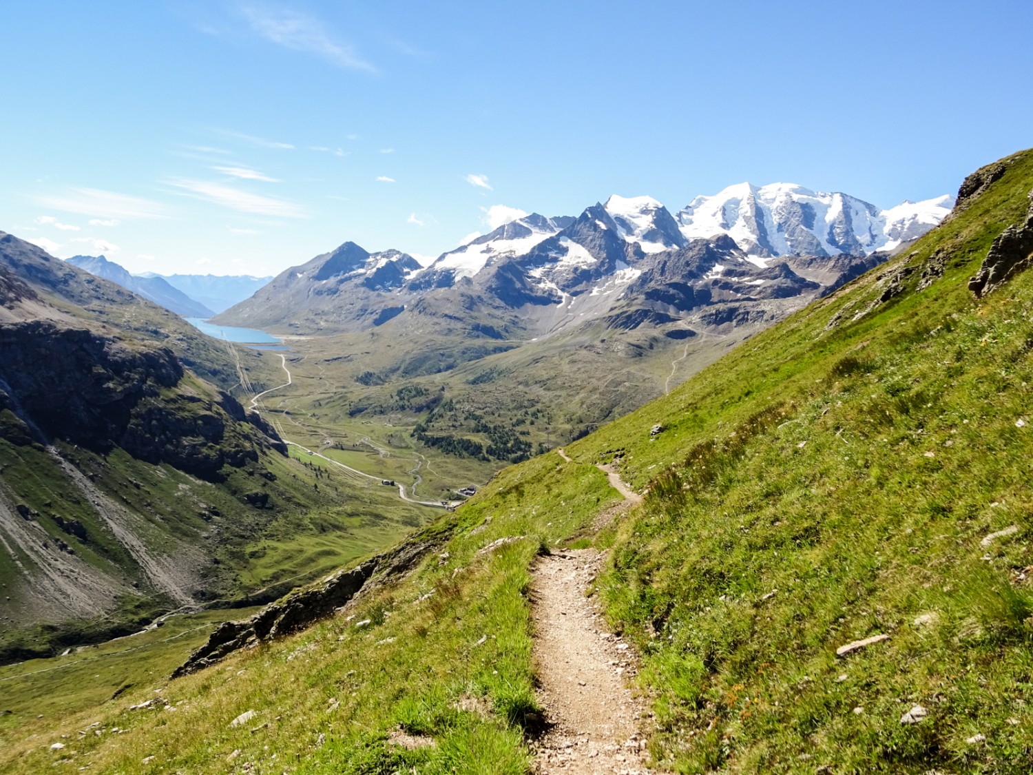 Aussicht zum mehrgipfligen Piz Palü, zum Piz Cambrena links davon und zum Lago Bianco auf der Berninapasshöhe. Bild: Sabine Joss