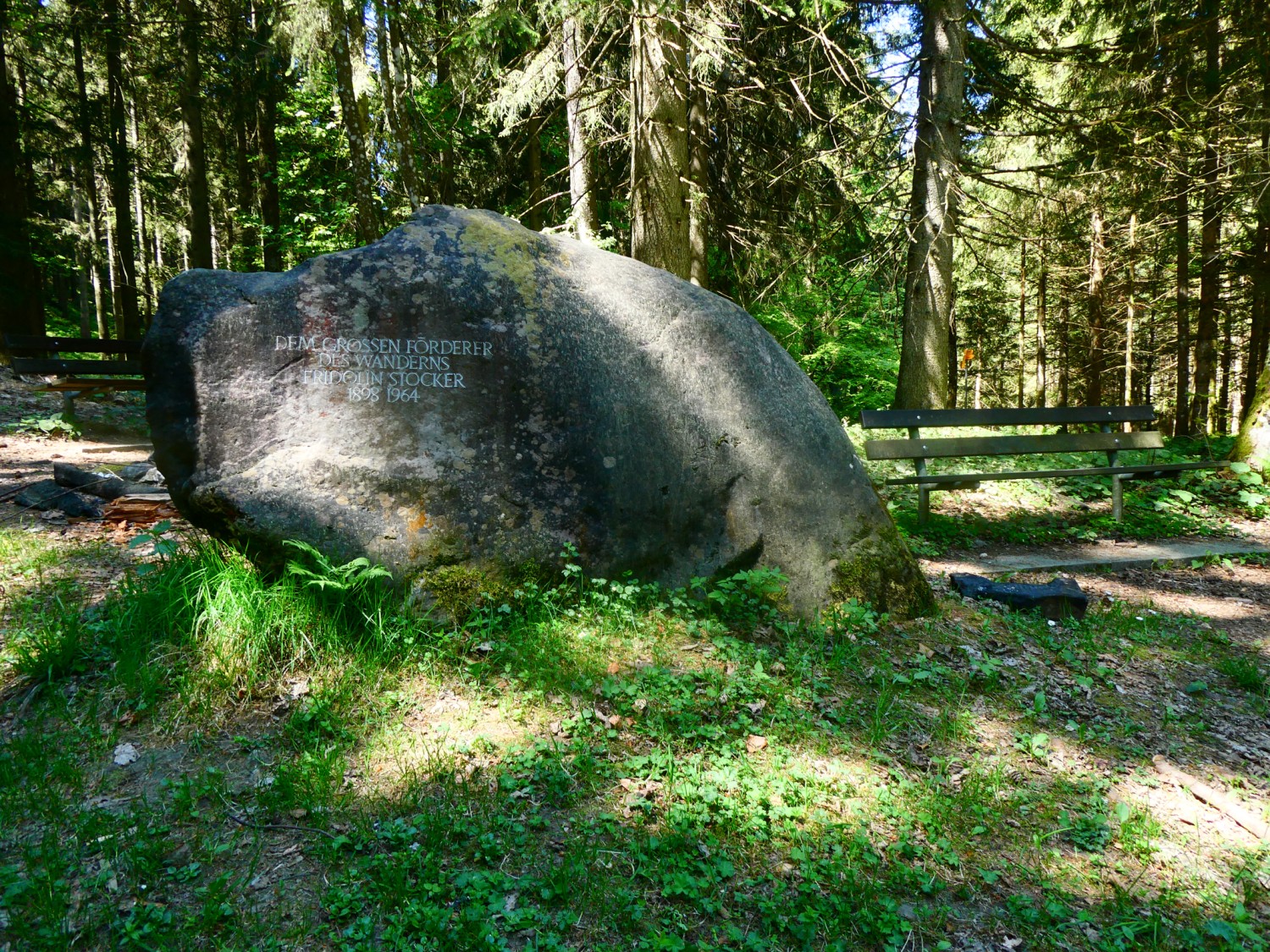 Der Gedenkstein für Wanderpionier Fridolin Stocker. Bild: Rémy Kappeler