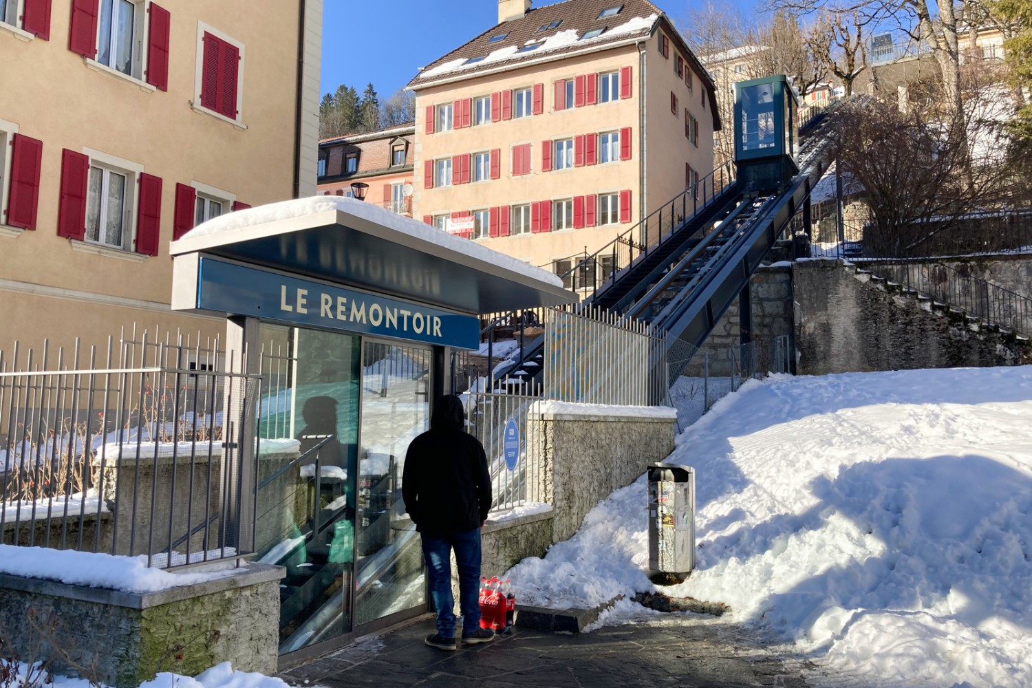 Der Remontoir, ein Schräglift, befördert die müden Wanderer vom Stadtzentrum hinauf zum Bahnhof von Le Locle. Bild: Markus Ruff