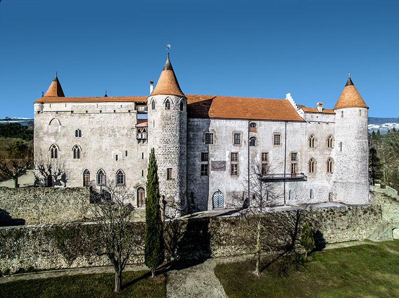 A sinistra: il castello di Grandson, la fortezza sul lago di Neuchâtel, sulla destra: la foce del fiume Arnon. Foto: Associazione «I castelli svizzeri»  