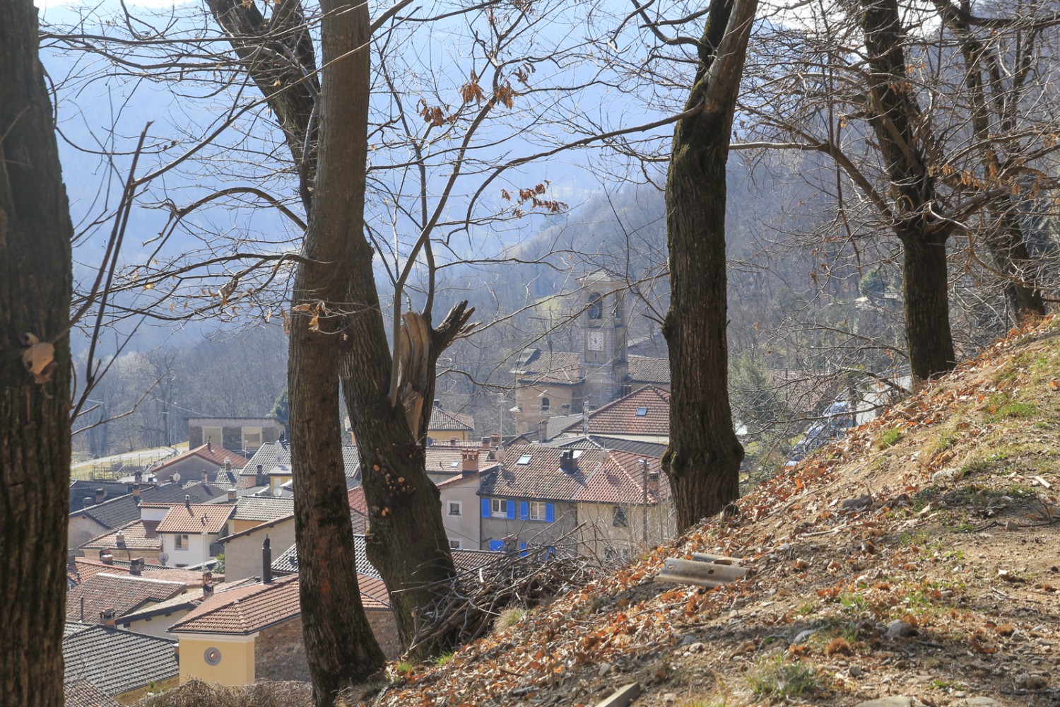 Il sentiero passa in prossimità del villaggio di Vezio. Foto: Elsbeth Flüeler