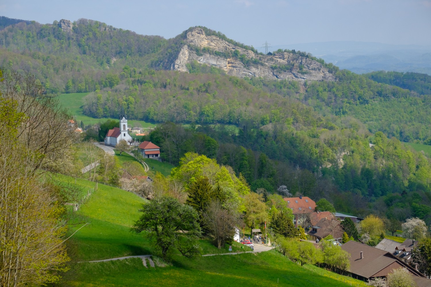 Eclairé par le soleil: le restaurant Pintli d’Ifenthal, avec une charmante église au-dessus. Photo: Iris Kürschner