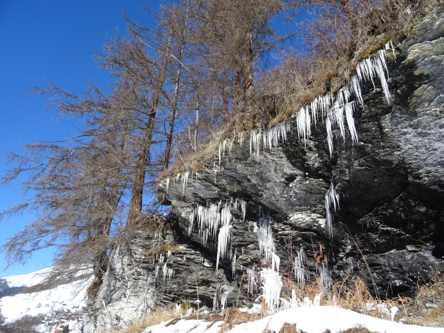 Eiszapfen kurz vor Les Coulâyes.
 Bild: Sabine Joss