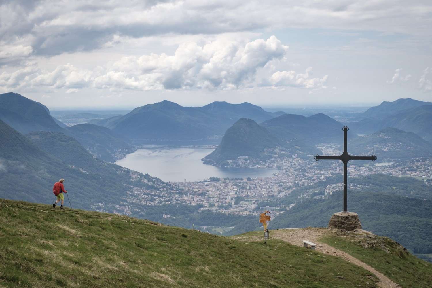 La croix Motto della Croce marque le début de la descente. Photo: Iris Kürschner