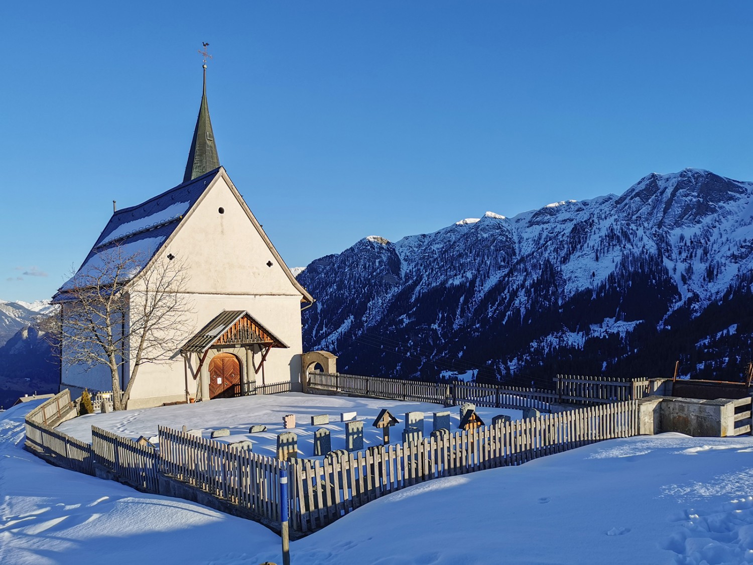 Aussichtsreich thront die Kirche in Obertschappina auf einer Anhöhe.