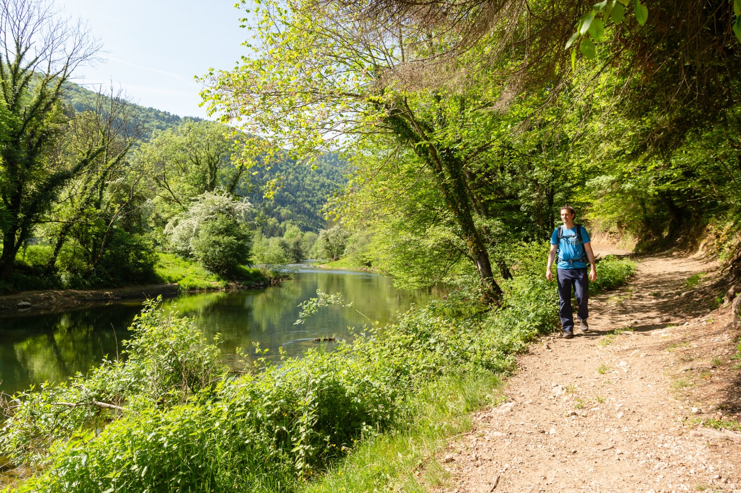 La deuxième étape journalière longe presque toujours le Doubs. Photo: Raja Läubli