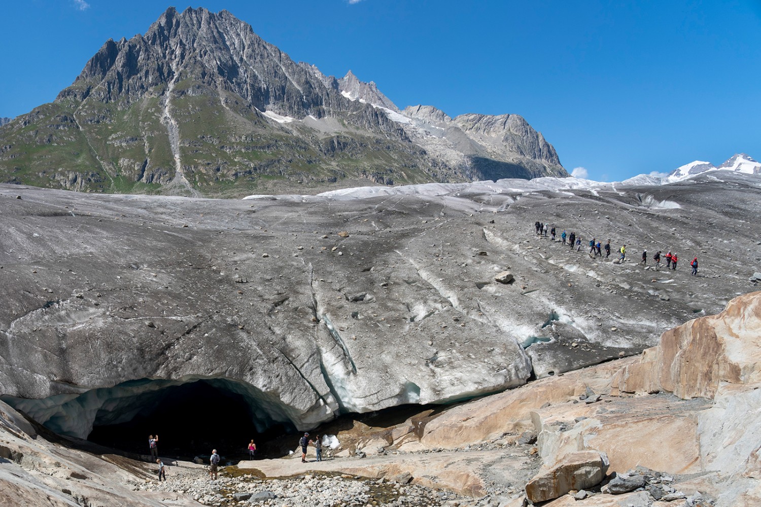 Eisiges Loch: Beim Gletschertor fühlt man sich unbedeutend. Bilder: Severin Nowacki