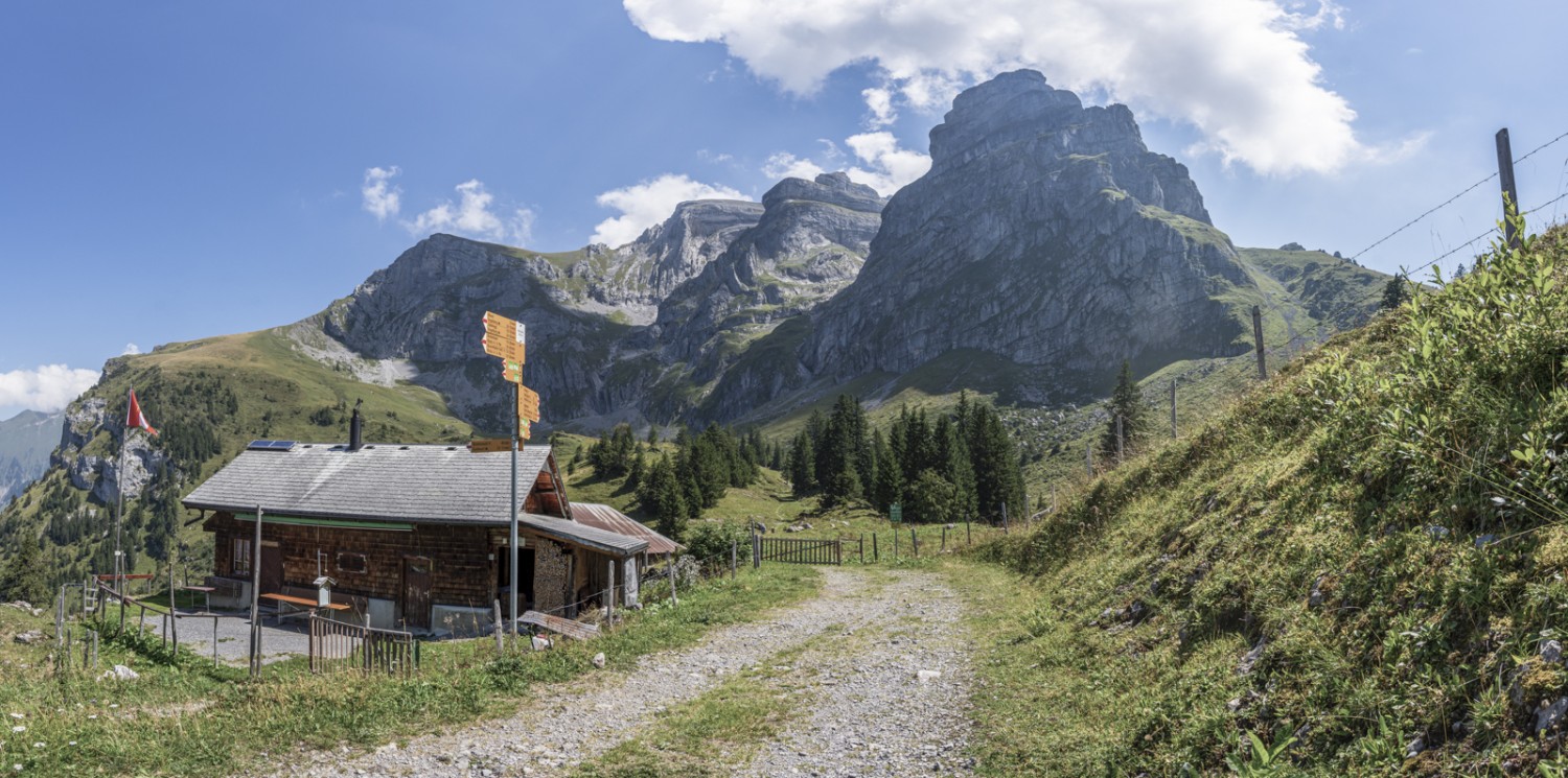 Die mächtigen Walenstöcke thronen über der Walenalp. Hier mündet auch der Benediktusweg von Maria-Niederrickenbach ein. Bild: Franz Ulrich