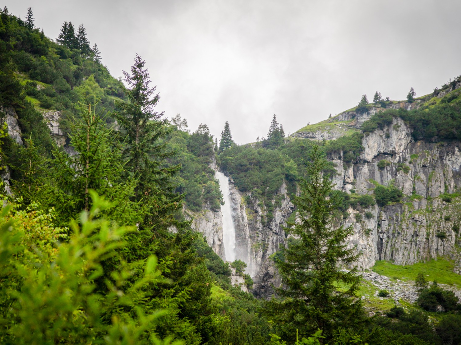 Le chute d’eau au bout du lac. Photo : Phil Suarez