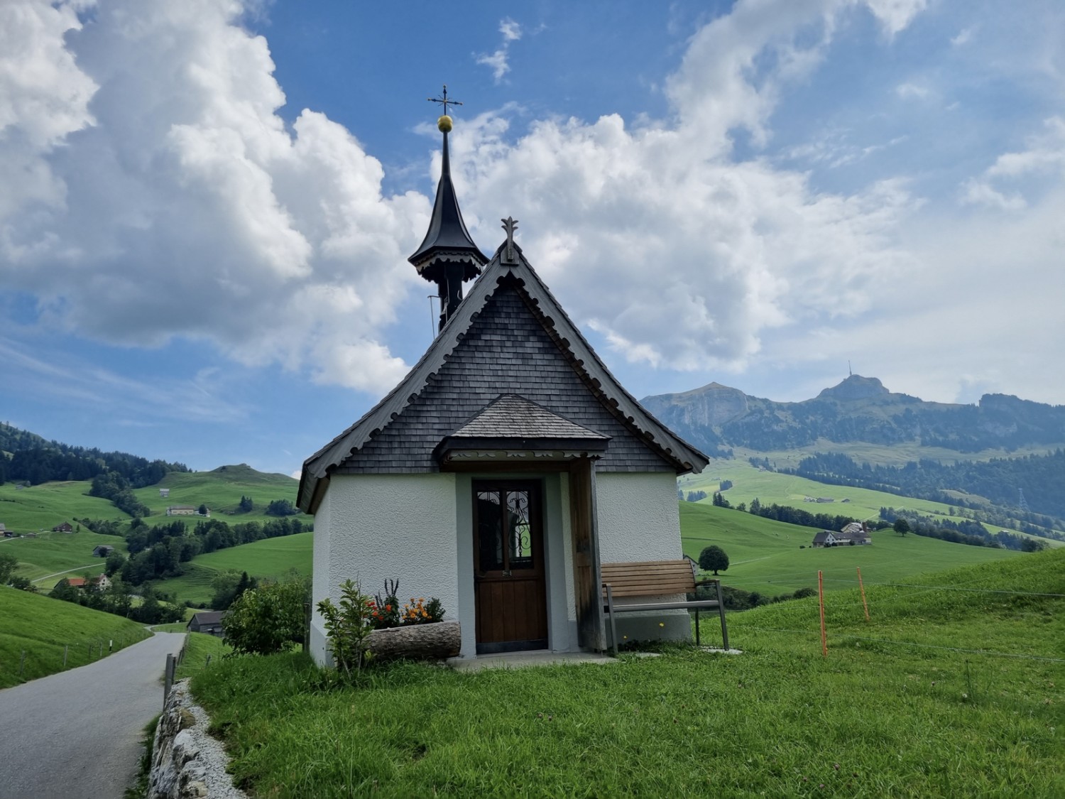 Fast am Ziel: Der letzte Abschnitt der Rundwanderung führt vorbei an der Kapelle St. Martin. Bild: Natalie Stöckli