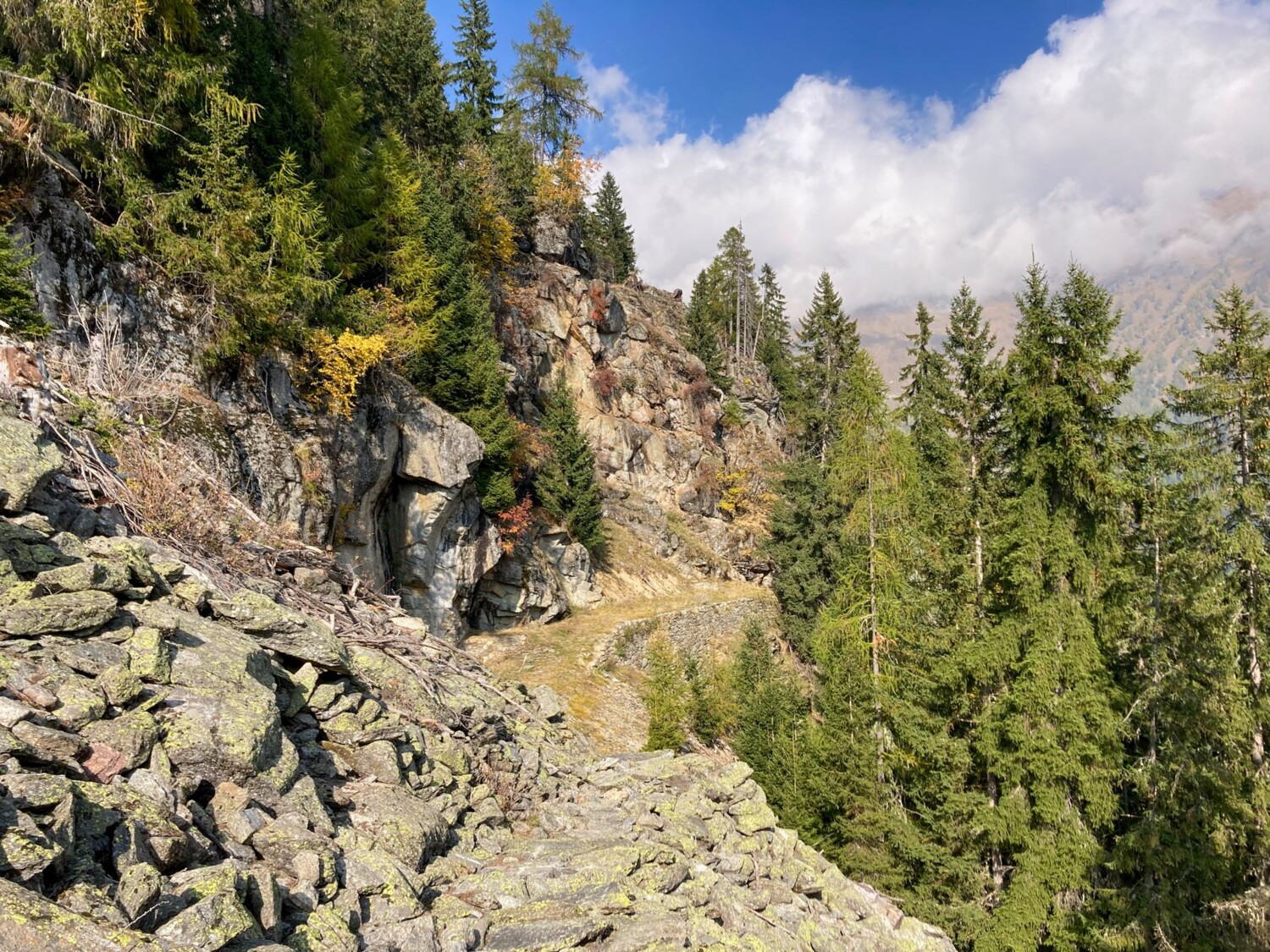 Le chemin longe le flanc de la montagne en offrant un parcours varié.