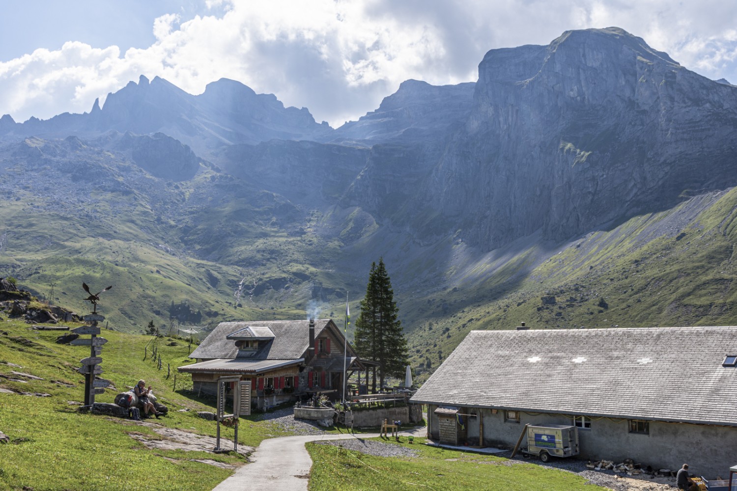 Bei der Chrüzhütte auf der Bannalp, im Hintergrund die mächtigen Felswände des Sättelistock. Bild: Franz Ulrich