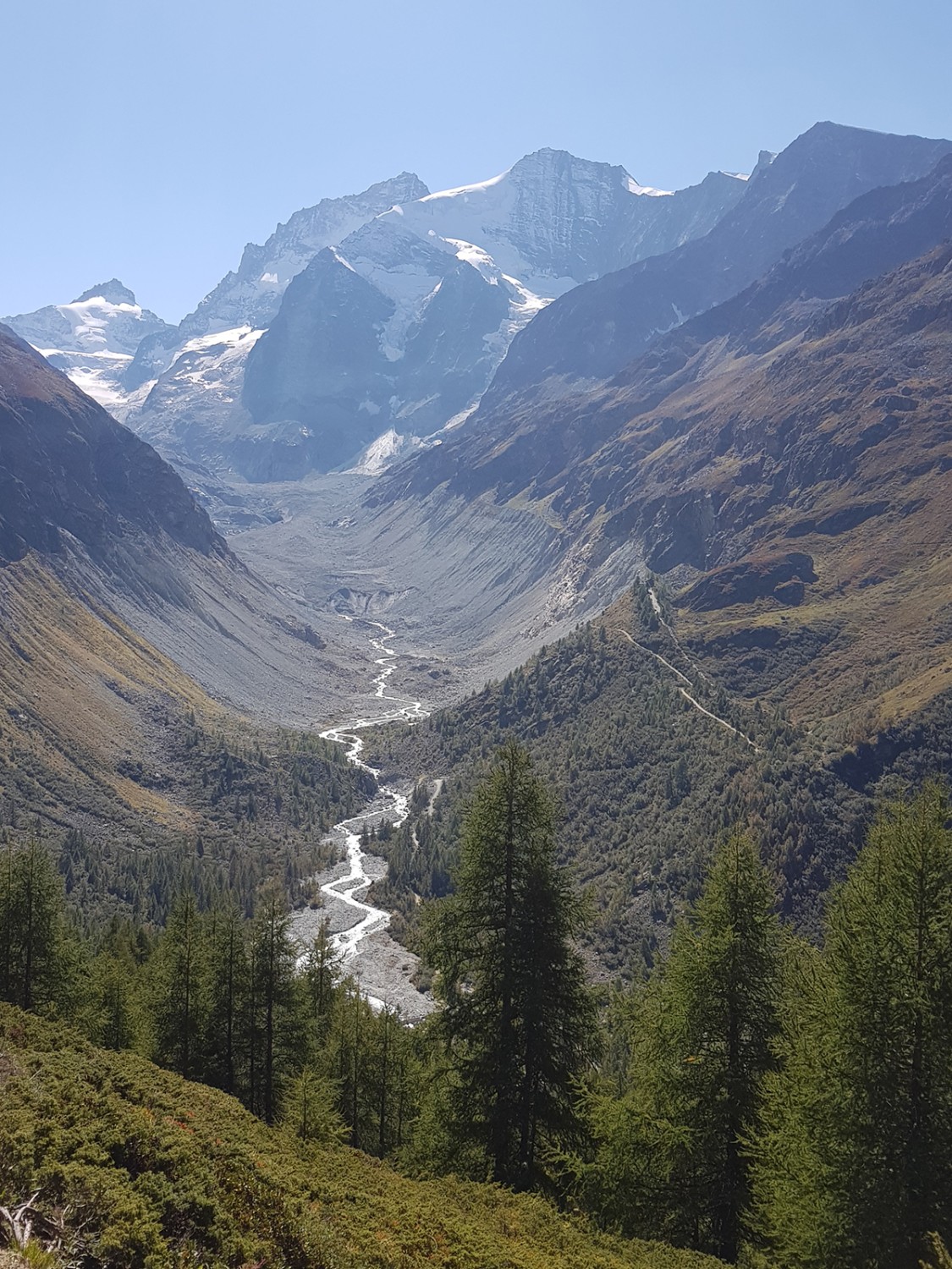 Verschneite Gipfel, reissende Gewässer und zartgrüne Nadelbäume: Das Val d’Anniviers ist eine Region voller Kontraste.