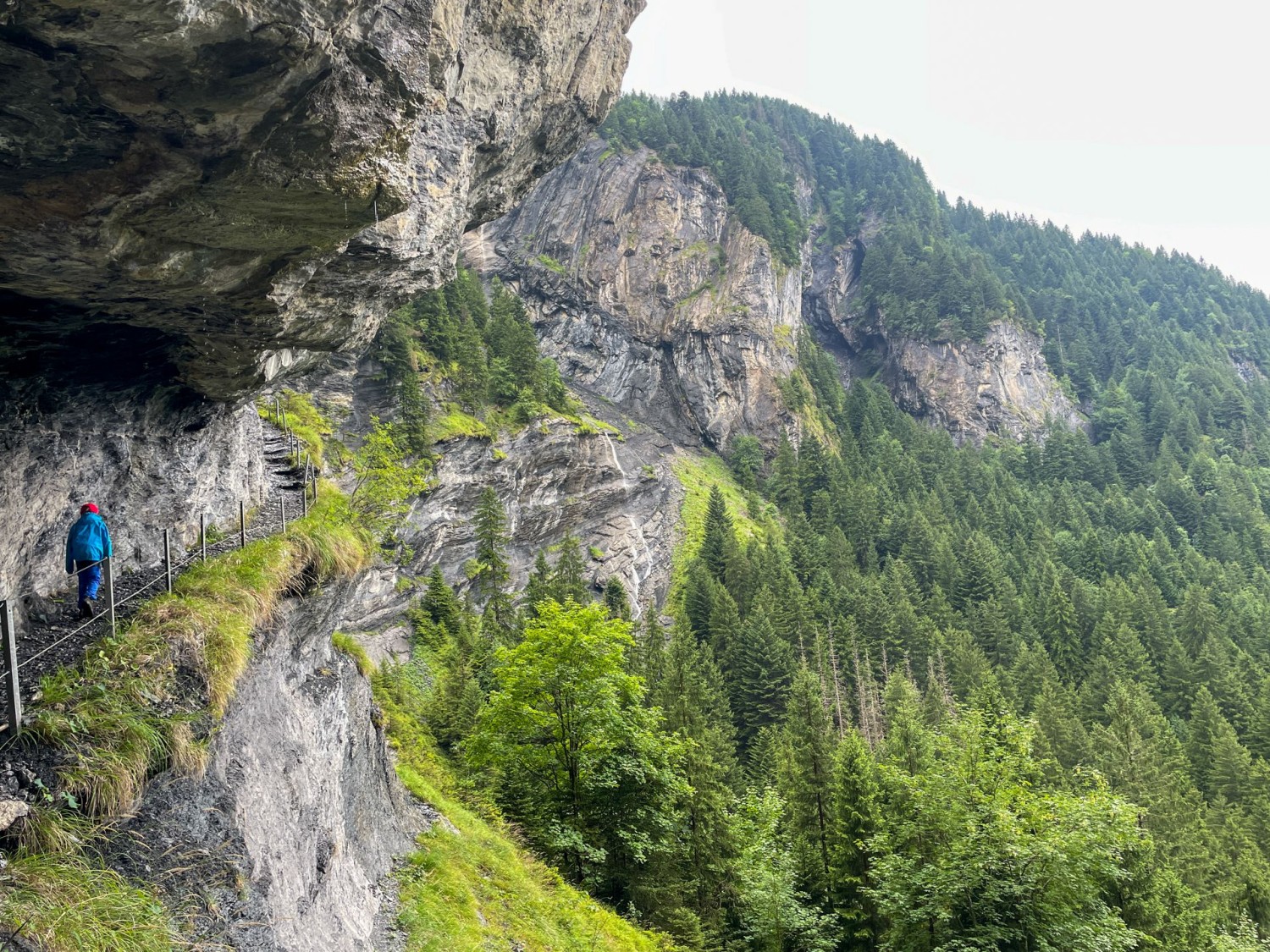 Durch Champérys Felsenkessel zur Cantine