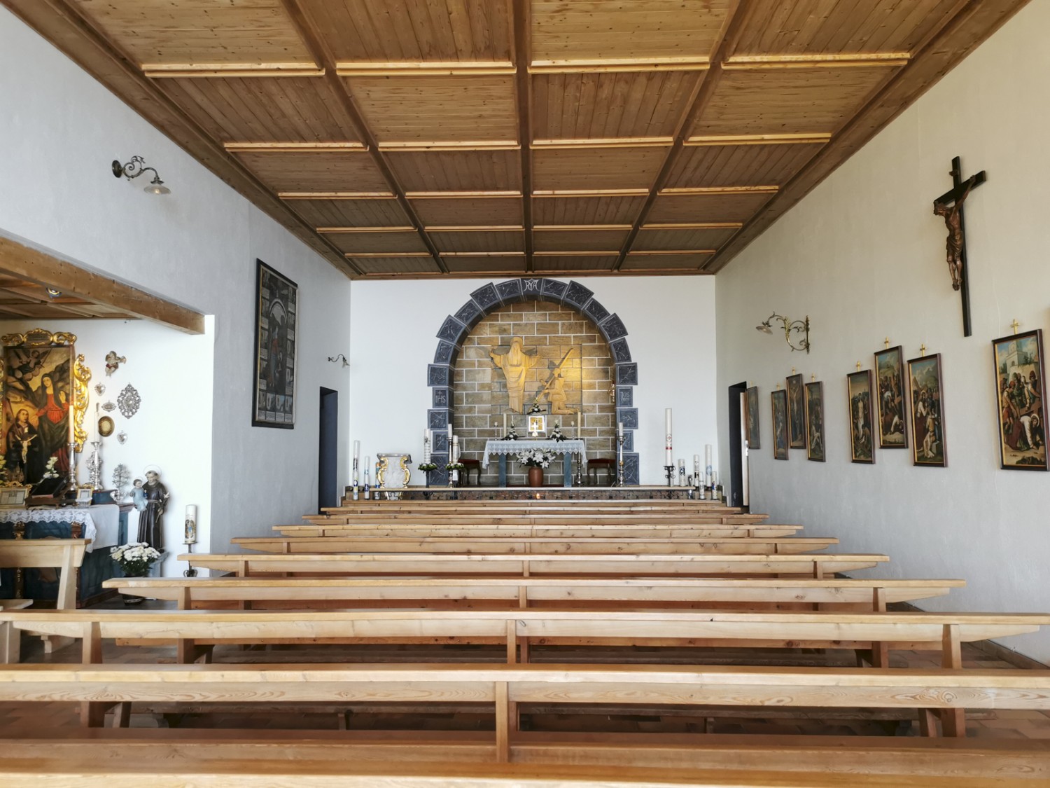 L’intérieur de l’église de Ziteil et son autel. Photo: Andreas Staeger