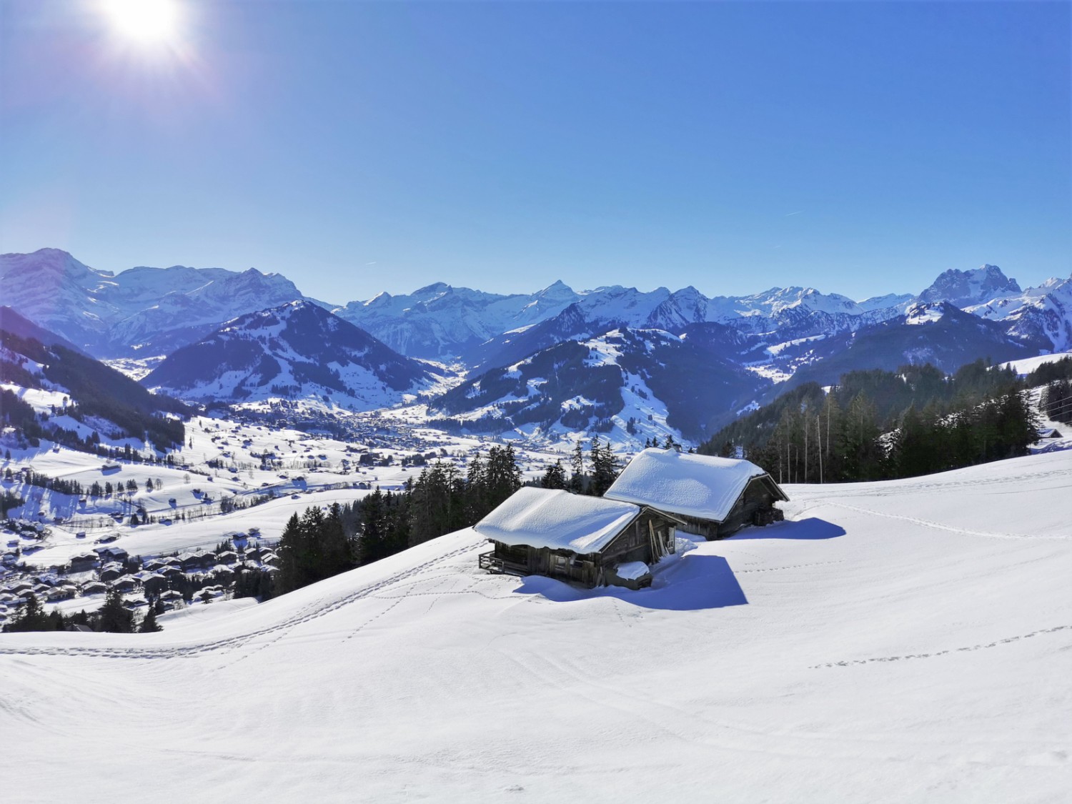 Vue sur Gstaad et Saanen depuis le domaine de Grossi Vorschess. Photo: Andreas Staeger