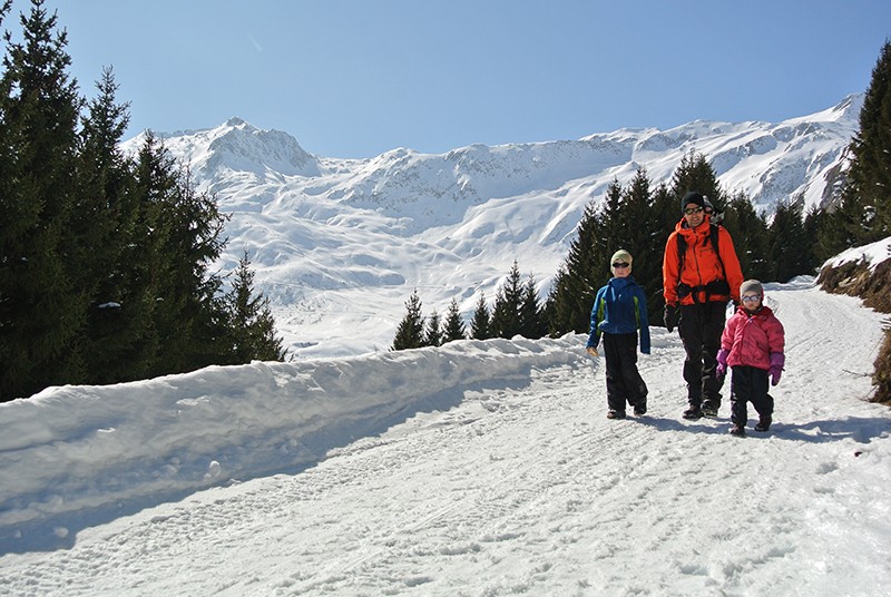 Sonne, Schneeberge und Ruhe prägen den Weg hinauf nach Milez.  
Foto: Nathalie Bürki