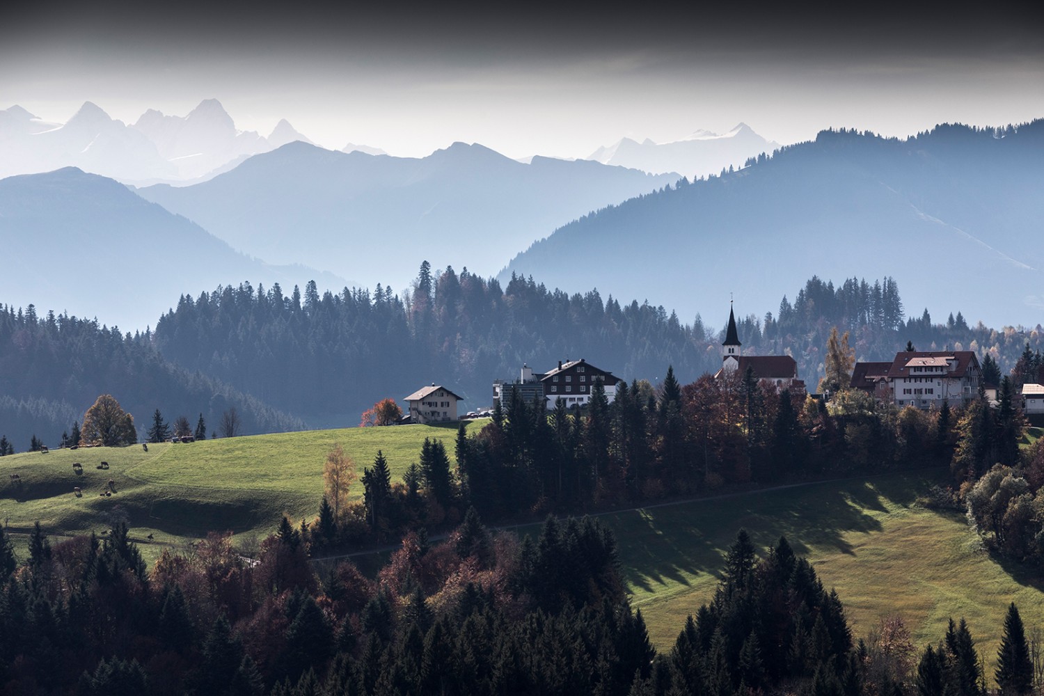Bramboden mit seiner Kirche, dahinter die Alpen. Bilder : Severin Nowacki