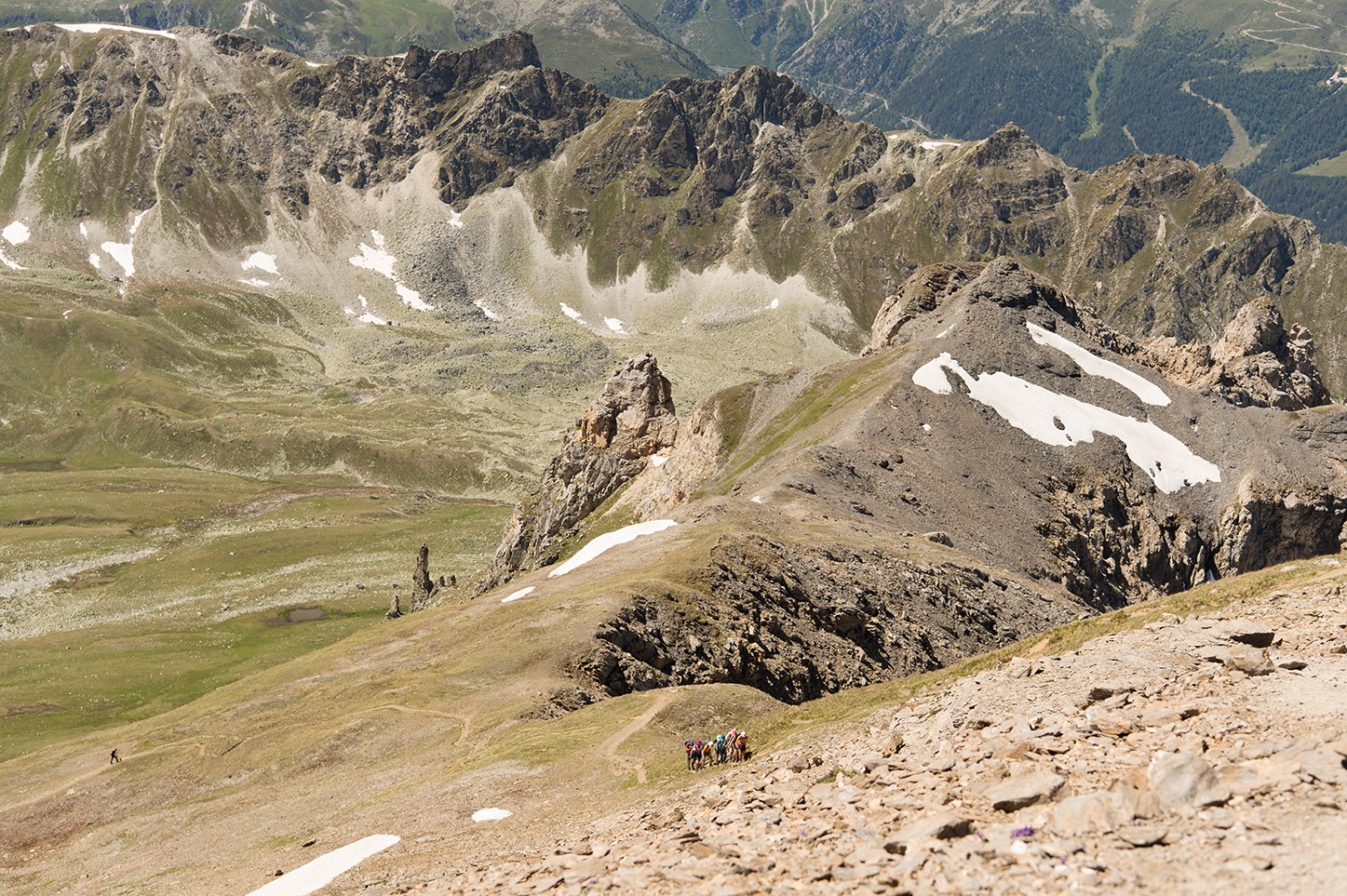 Auf dem Gipfel des Toûno ist die Luft etwas dünner, doch wer den Aufstieg wagt, wird dafür mit einem grandiosen Ausblick belohnt.