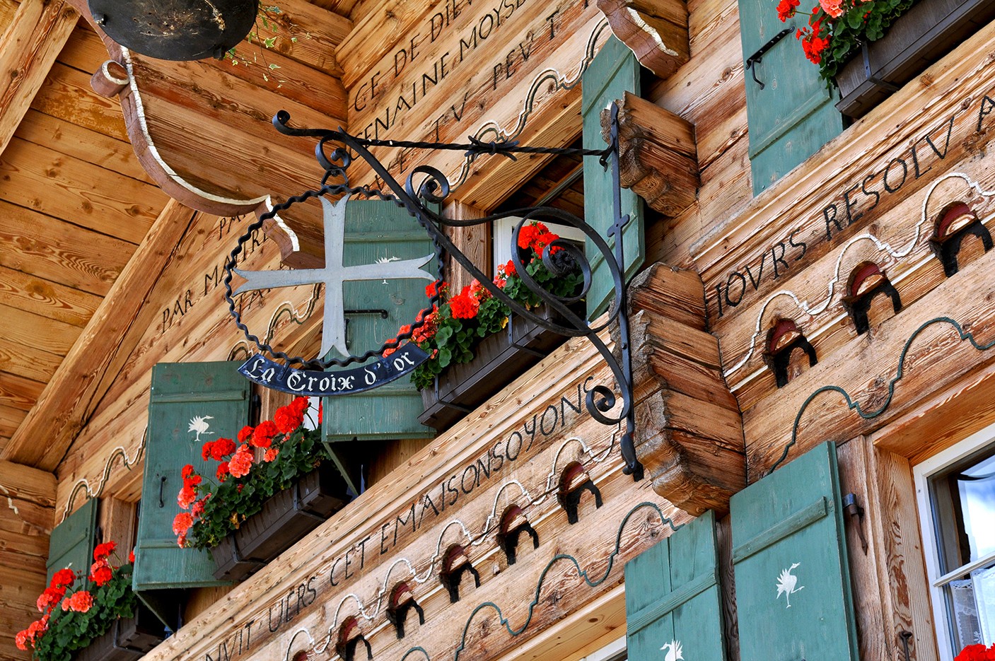 Zahlreiche Inschriften und Ornamente schmücken die Fassade des Restaurants La Croix d’Or.