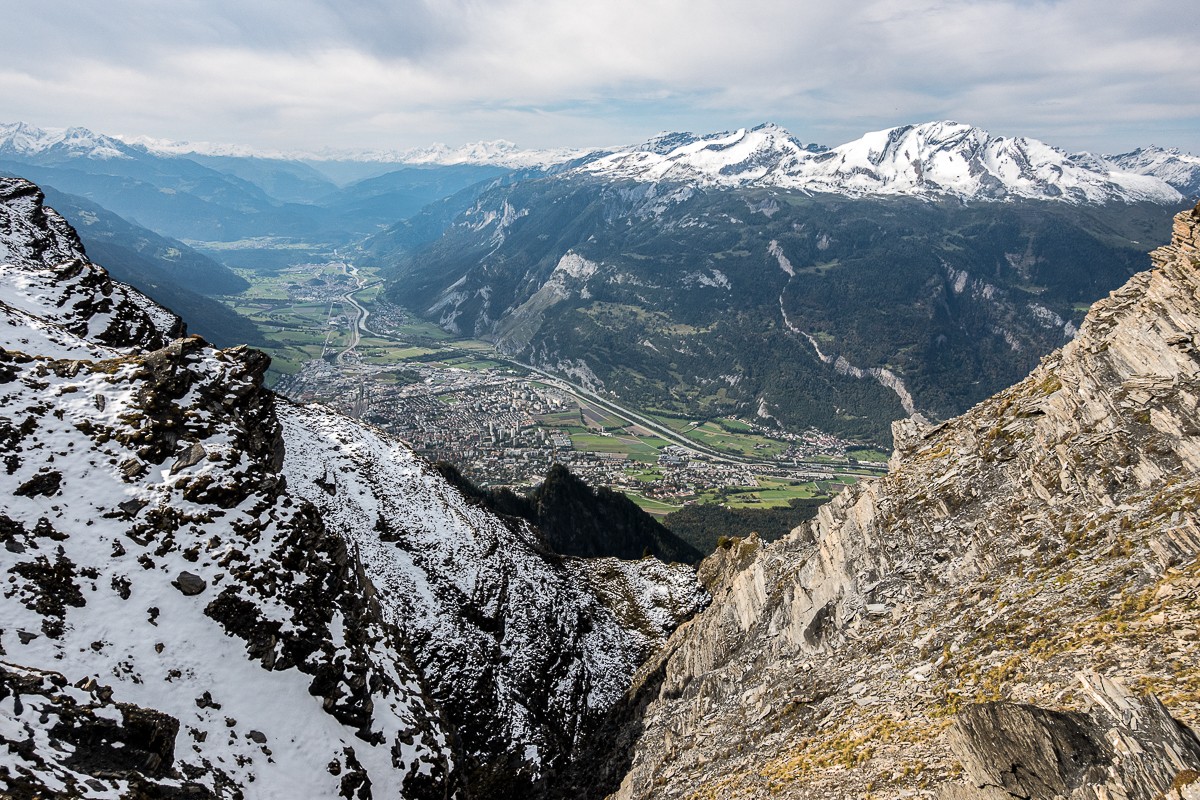 Auf dem Abstieg klaffen mehrere Spalten im Gelände, durch die man nach Chur hinuntersieht. Bild: Fredy Joss