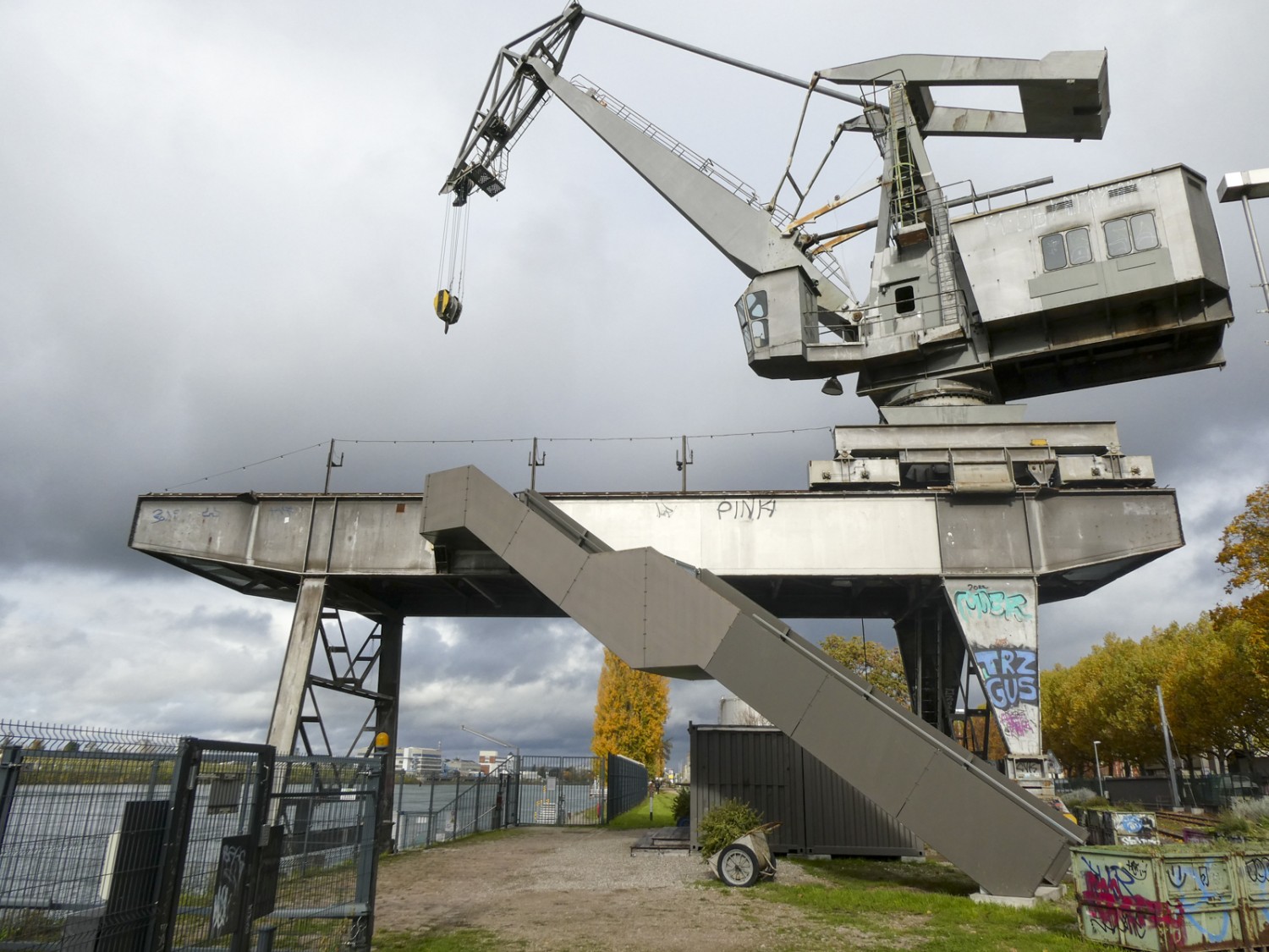 Les enfants sont impressionnés par l’immense grue portuaire. Une buvette est installée en dessous. Photo: Rémy Kappeler