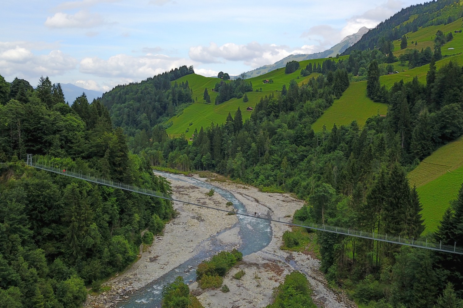 Il ponte sospeso Hostalde sovrasta il largo alveo del fiume Entschlige. Foto: Ufficio del turismo di Adelboden