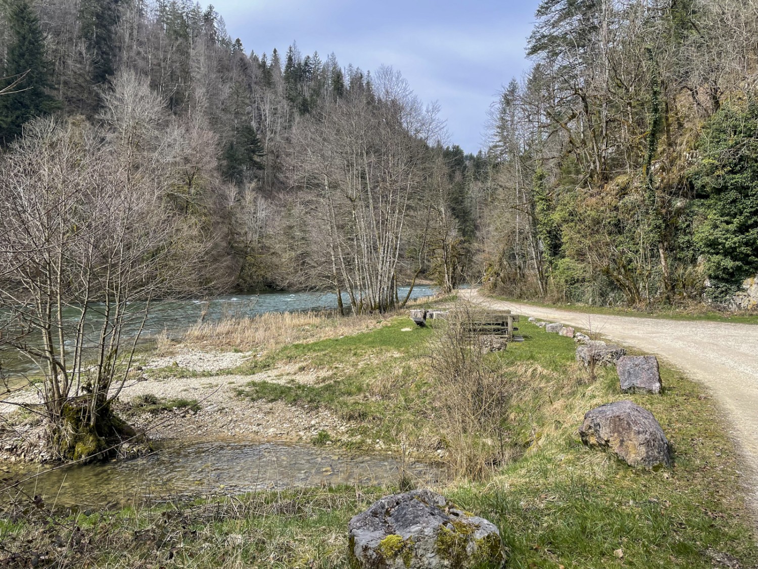 Le chemin longe le Doubs en aval.