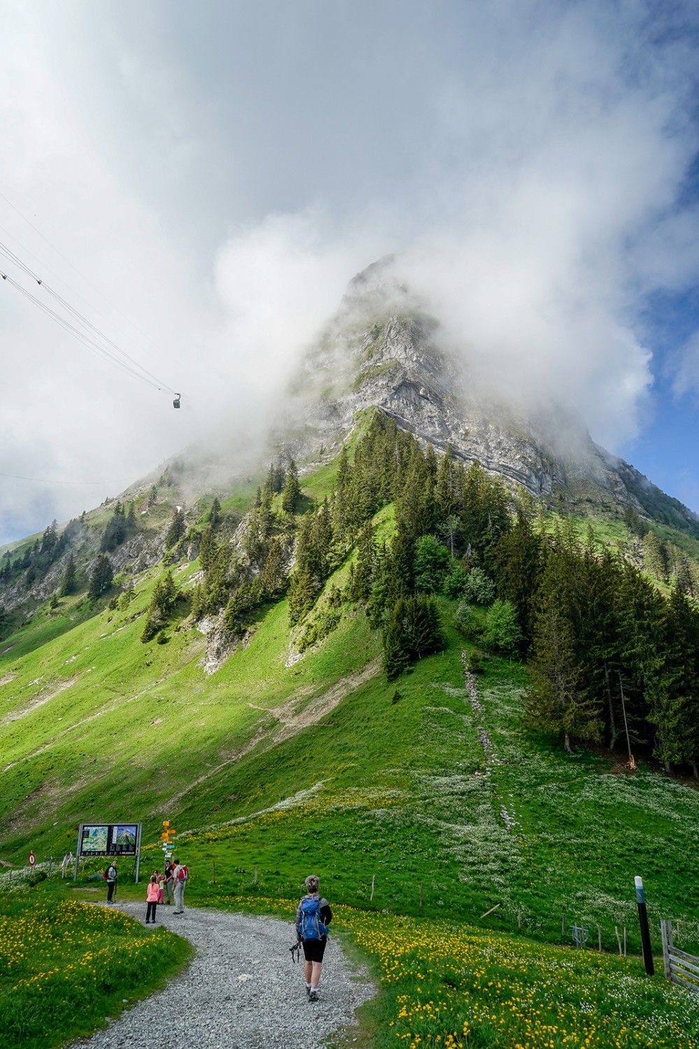 Die Luftseilbahn schwebt dem Nebel entgegen.