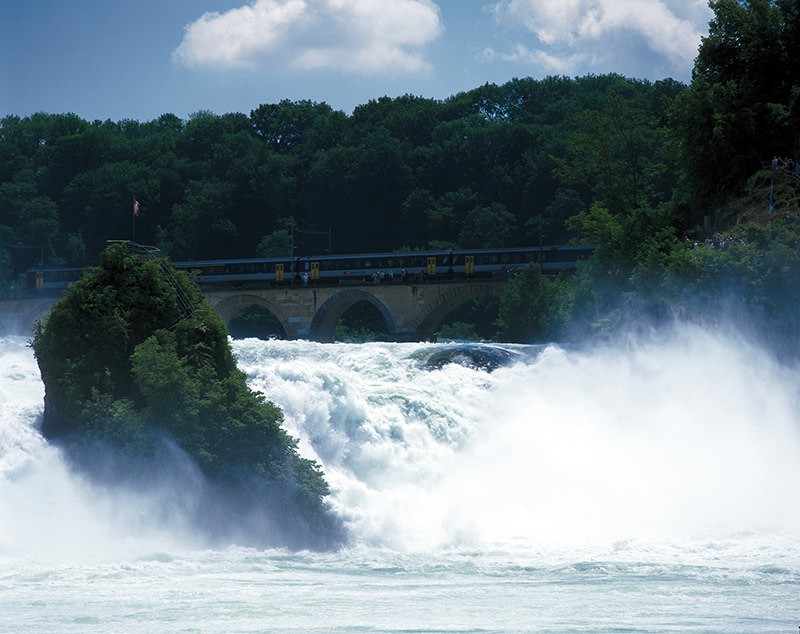 Der Rheinfall, der mächtigste Wasserfall Europas, ist gleich zu Beginn der Wanderung zu bestaunen