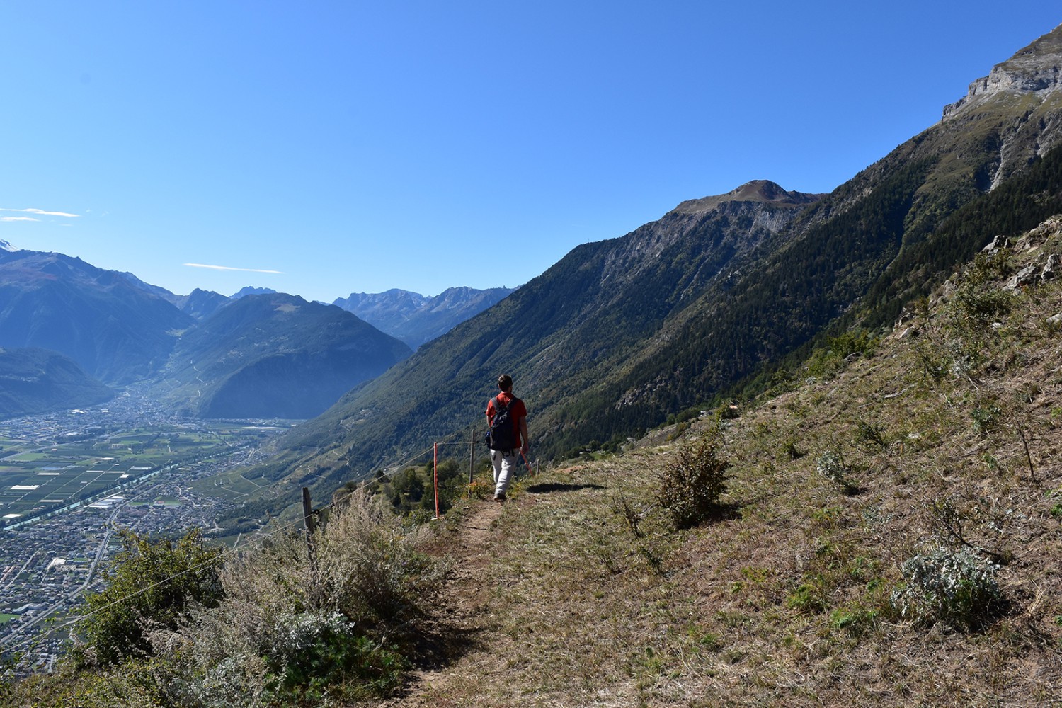 Während der ganzen Wanderung blickt man aufs Rhonetal. Bilder: Nathalie Stöckli