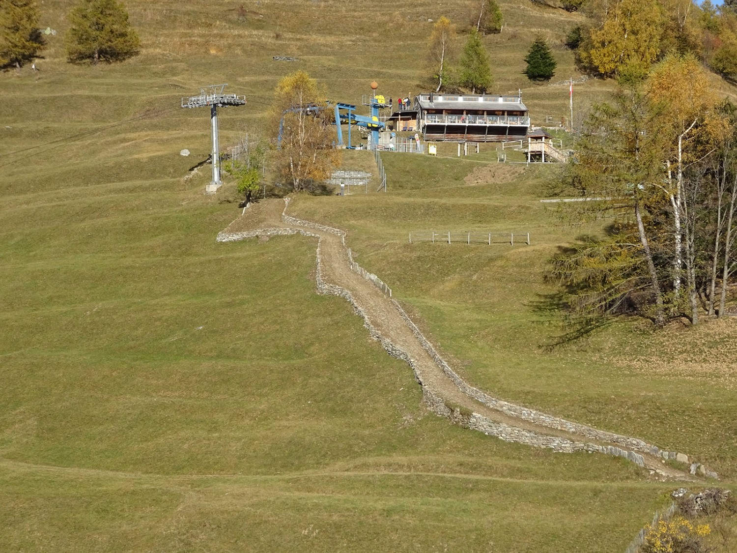 Neue Trockensteinmauern säumen den Weg zwischen Dagro und der Bergstation der Luftseilbahn.