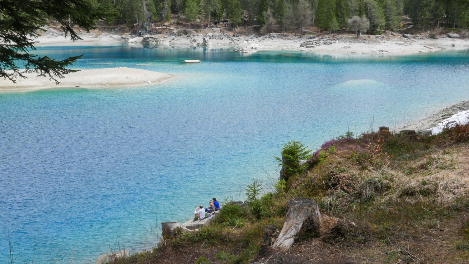 Il lago di Cauma affascina per le sue infinite sfumature di blu e offre angoli ideali per fare una sosta e rifocillarsi.