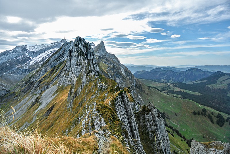 Der bewölkte Himmel zeichnet die Szenerie im Alpstein noch dramatischer. Bild: Vera In-Albon