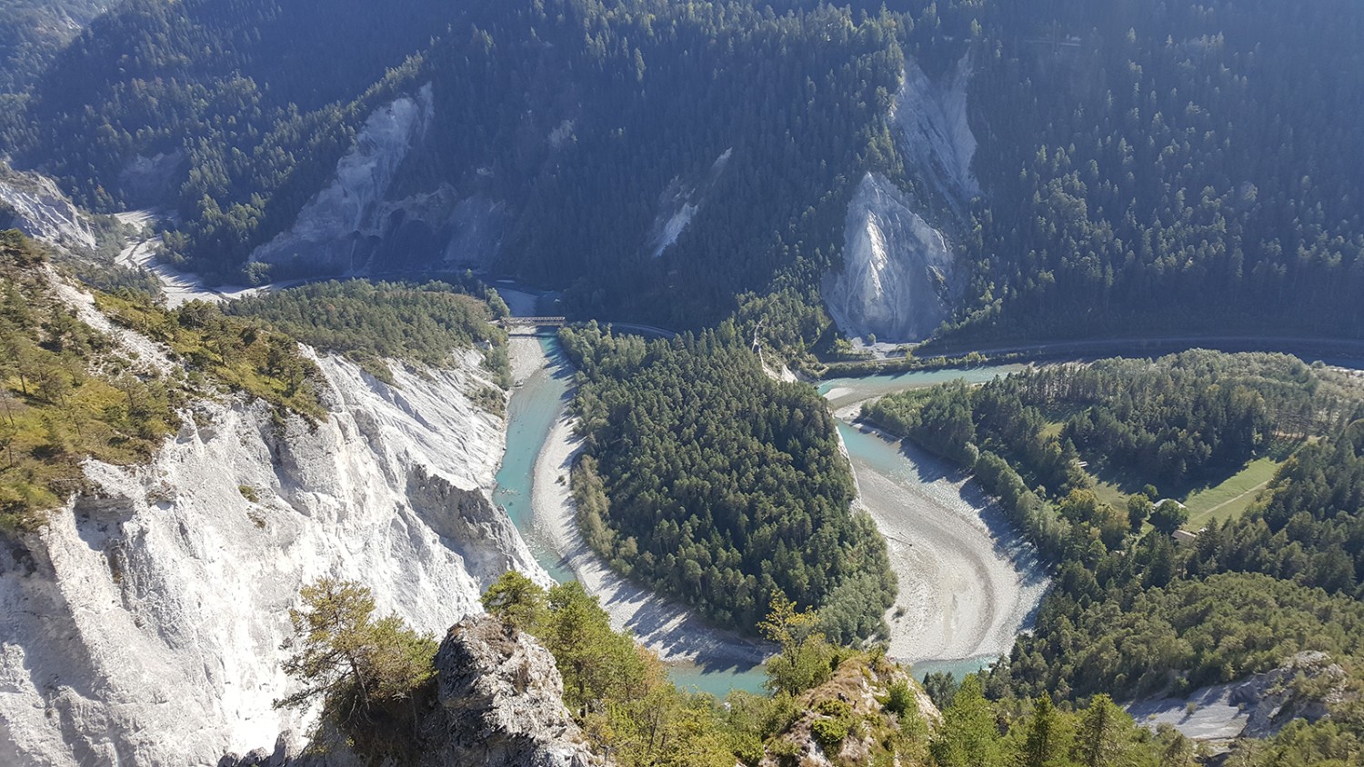 400 Meter tief hat sich der Vorderrhein in die Kalksteinfelsen der Ruinaulta gegraben. Bild: Schweiz Tourismus 