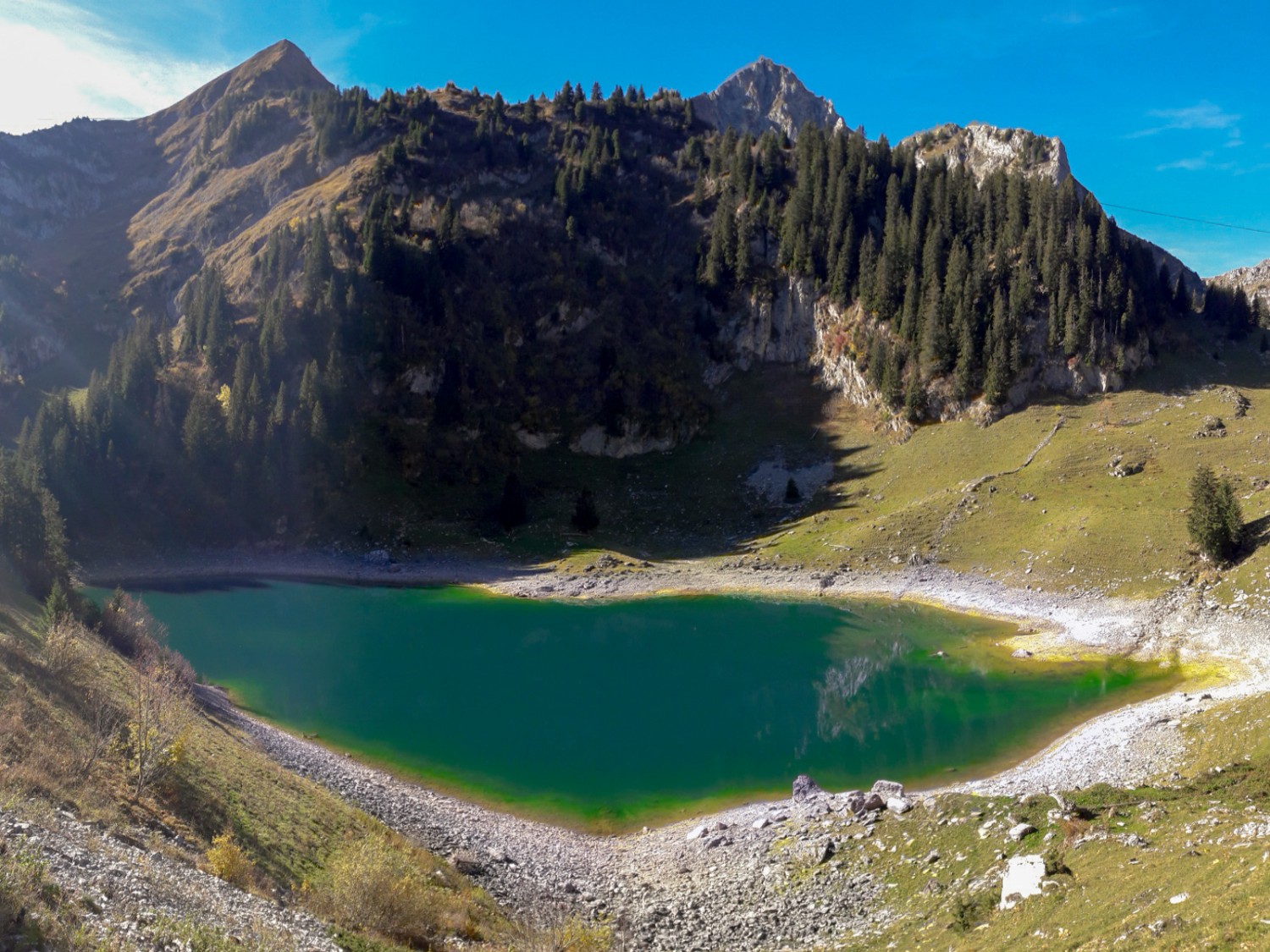 Blick auf den Walopsee, welcher insbesondere im Herbst interessante Farbtöne aufweist. Bild: Patrick Salzmann