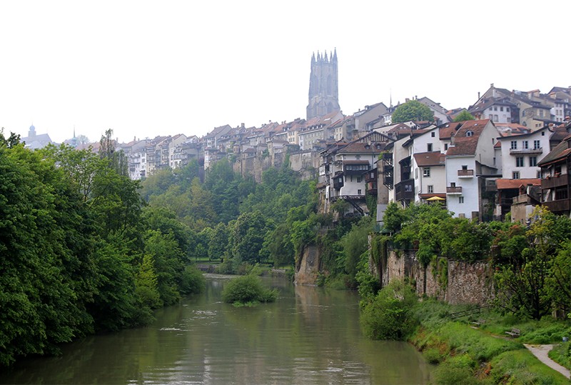 Sul ponte di mezzo a Saane. Friburgo e la sua città medievale con la cattedrale.  Foto: Elsbeth Flüeler