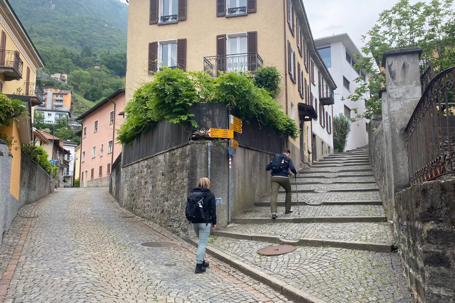 L’escursione inizia nei vicoli di Bellinzona. Foto: Loïc von Matt