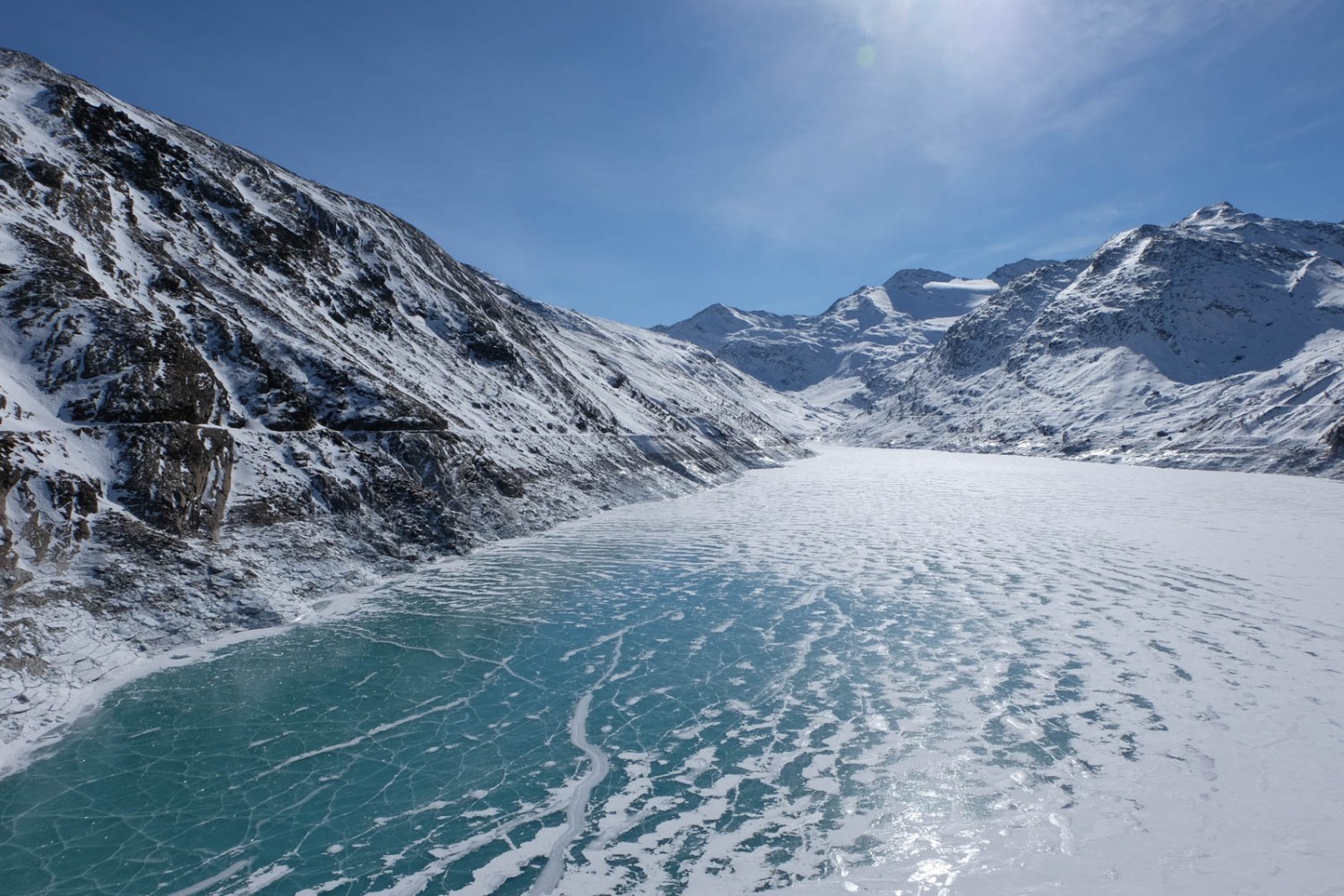 Am Ziel: Das Wasser im Mattmark-Stausee liegt unter einer dicken Eisschicht. Bild: Elsbeth Flüeler