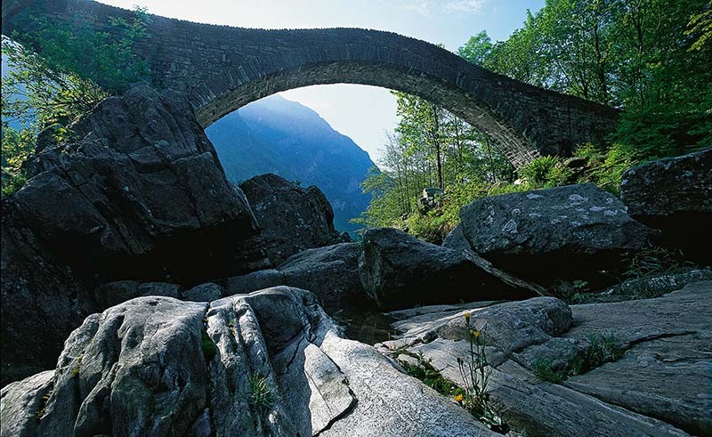 Die elegant geschwungene Römerbrücke Ponte dei Salti im Verzascatal