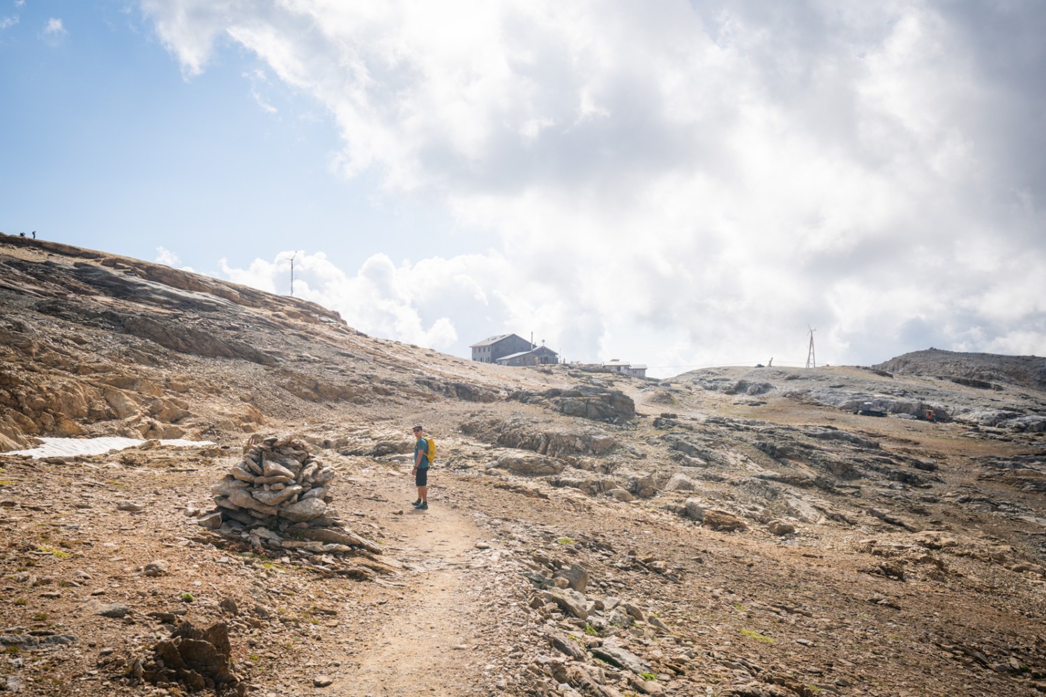 Nach dem steilen Anstieg kommt die Lötschenpasshütte in Sicht. Bild: Wanderblondies