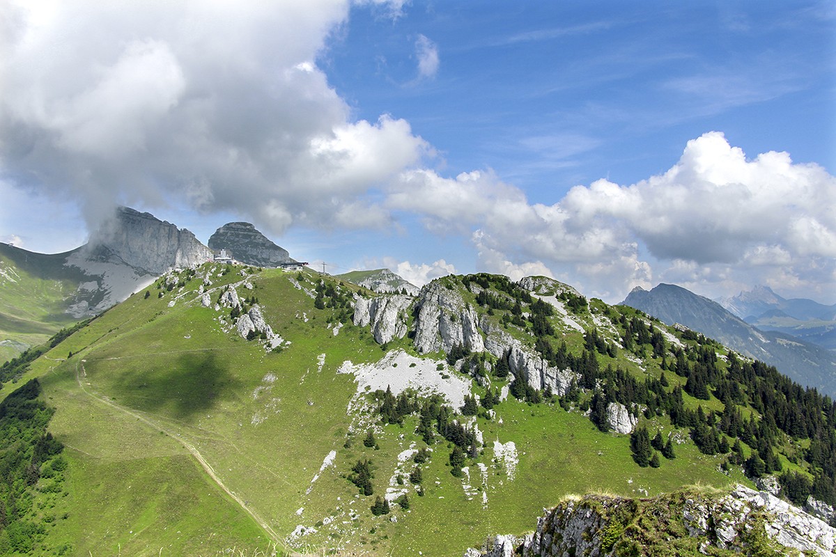 Da La Riondaz si gode di una splendida veduta. Sullo sfondo a sinistra le imponenti formazioni rocciose di Tour d’Aï e Tour de Mayen, davanti alle quali si trova il ristorante girevole Le Kuklos. Foto: Alexandra Blatter