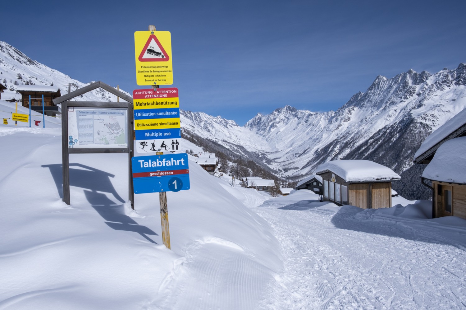 Beim Start auf der Lauchernalp macht eine Infotafel darauf aufmerksam, dass die Route gleichzeitig von Winterwanderern, Skifahrern und Schlittlern benutzt wird. Bild: Markus Ruff