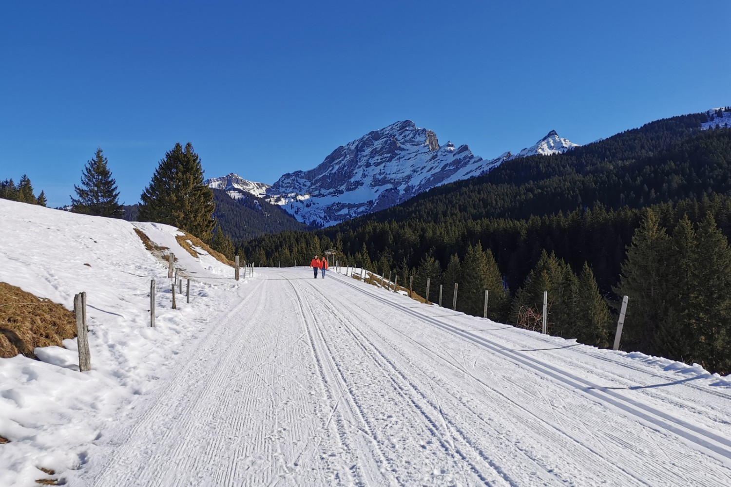 Mit dem Diablerets-Massiv vor Augen geht es auf der verschneiten Passstrasse taleinwärts.