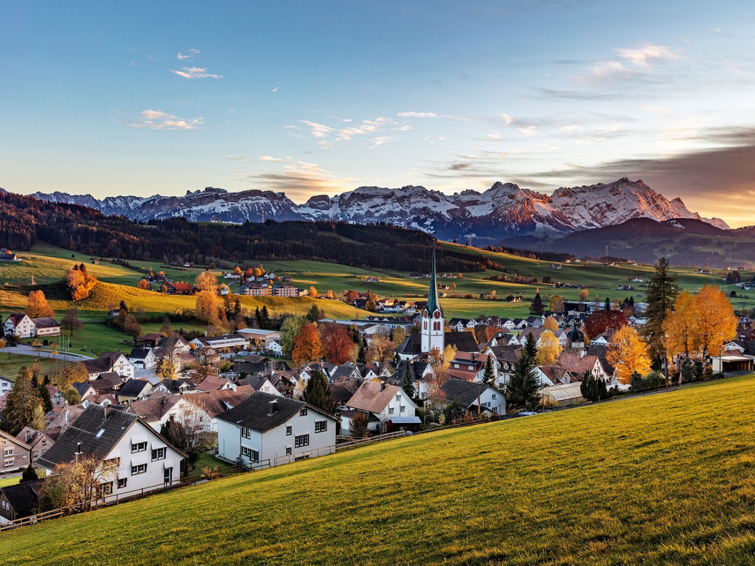 Gais, herbstlich, vor dem Alpstein. Bild: René Niederer, Artwiese.ch